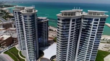 Güzel kuleler ve binalar. Modern şehir. Kish Adası plajı. Basra Körfezi