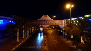 Geceleri modern şehir ışıklarıyla. Güzel sokaklar ve turist arabaları. Kish İran