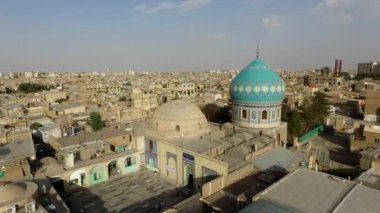 İran 'ın tarihi Qom kenti, Eski cami ve türbe anıtları.