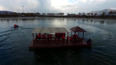 Suni gölde tekne gezisi, su parkında eğlenen insanlar ve turistler..