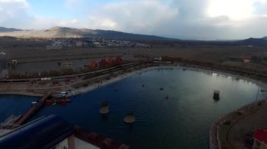 Tekne turistleri ve yapay gölün ve güzel adanın sularındaki insanlar.