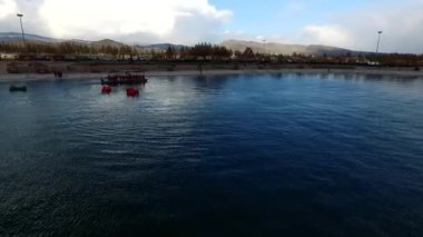 Tekne turistleri ve yapay göl parkının sularındaki insanlar. Güzel ada