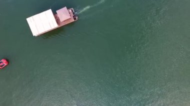 Tekne turistleri ve yapay göl parkının sularındaki insanlar. Güzel ada