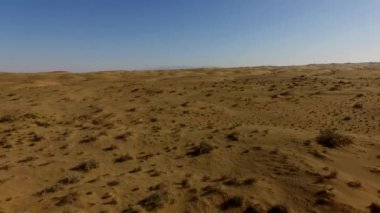 Afrika çöllerinin güzel manzaraları. İnsansız hava aracından bir görüntü. Çekici sade.