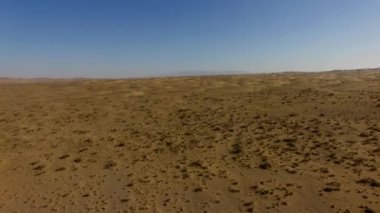 Afrika çöllerinin güzel manzaraları. İnsansız hava aracından bir görüntü. Çekici sade.