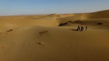 Turistleri cezbeden devasa, sayısız ve çekici kum tepeleri.