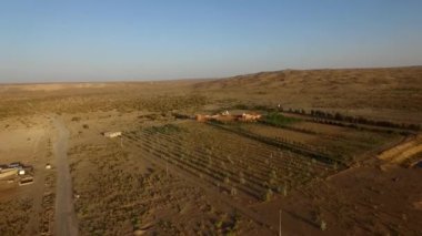 Afrika çöllerinin güzel manzaraları. İnsansız hava aracından bir görüntü. Çekici sade.