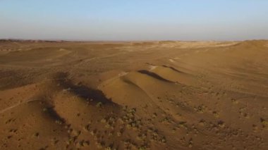Afrika çöllerinin güzel manzaraları. İnsansız hava aracından bir görüntü. Çekici sade.