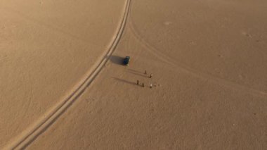 Afrika çöllerinin güzel manzaraları. İnsansız hava aracından bir görüntü. Çekici sade.