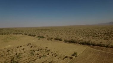 Afrika çöllerinin güzel manzaraları. İnsansız hava aracından bir görüntü. Çekici sade.
