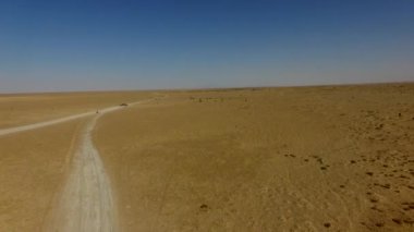 İnsanlar çölde kum tepelerinde eğleniyor. Off-road sürüşü. Develer. tırmanıyor.