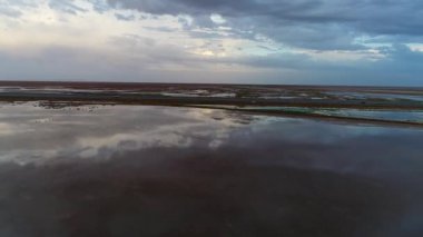 Güzel ve görkemli Waterland 'ın ortasında otoyol ve yoğun yol