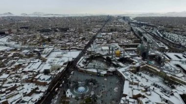 İran, Qom 'da güzel bir kar günü. Bayan Fatima Masoumeh 'in kutsal tapınağı.