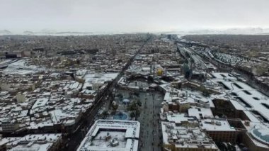 İran, Qom 'da güzel bir kar günü. Bayan Fatima Masoumeh 'in kutsal tapınağı.