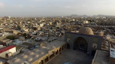 Geleneksel İslami mimarisi olan tarihi bir cami..