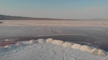 Salt Lake ovasında yükleyici gibi endüstriyel makinelerle deniz tuzu hasat etmek.
