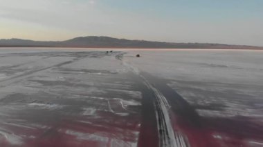 Kurumuş bir bataklık gölü ve tuzları. Yükleyiciler ve endüstriyel makineler ve işçiler