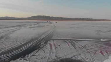 Salt Lake ovasında yükleyici gibi endüstriyel makinelerle deniz tuzu hasat etmek.