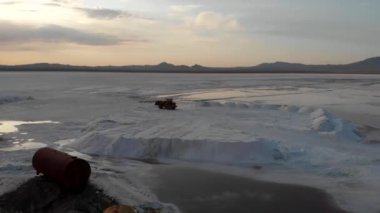 Salt Lake ovasında yükleyici gibi endüstriyel makinelerle deniz tuzu hasat etmek.