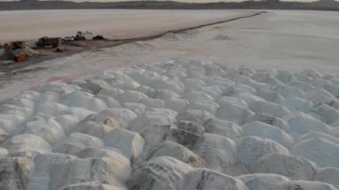 Salt Lake ovasında yükleyici gibi endüstriyel makinelerle deniz tuzu hasat etmek.
