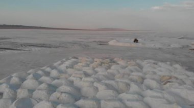 Salt Lake ovasında yükleyici gibi endüstriyel makinelerle deniz tuzu hasat etmek.