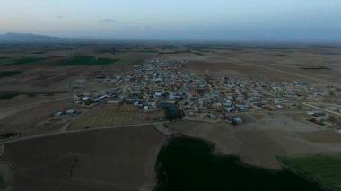Eski evleri, sazlıklar ve uçan kara kuşlarla dolu bir göleti olan güzel bir köy..