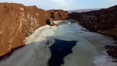 Çöldeki tuzlu su gölü (tuz dağı)