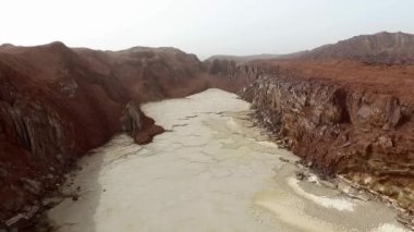 Çöldeki tuzlu su gölü (tuz dağı)