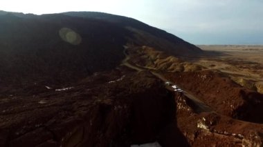 Çöldeki tuzlu su gölü (tuz dağı)