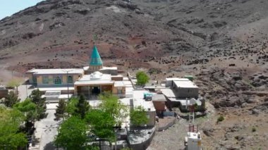 İsrail 'in kuzeyindeki ölü denizin çölündeki dağların manzarası.