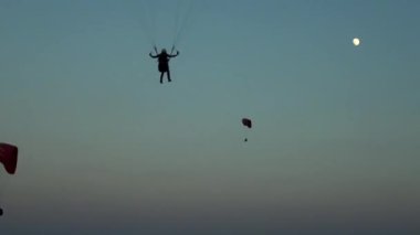 Gökyüzünde hareket halindeki paraglider.
