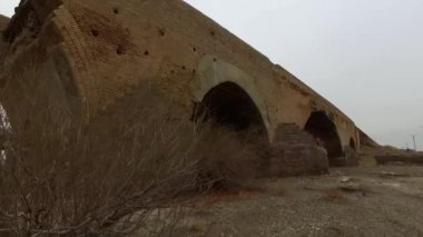 Çölde terk edilmiş bir ev.