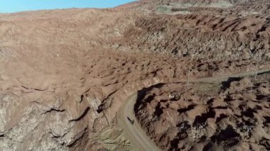 İsrail 'deki Nenev Çölü' nün tepelerindeki dağ yolu manzaralı.