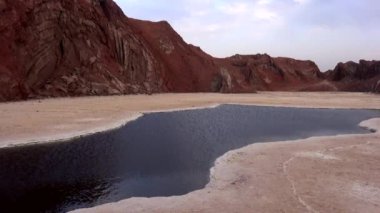 Dağlardaki güzel göl manzarası