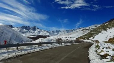 kışın dağ kar yolu.