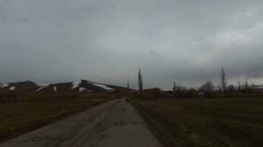 Köyün kırsal kesiminde kışın akşamları yol.