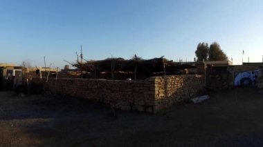 Köyde terk edilmiş eski bir ev.