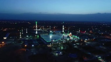 Gece parkındaki dönme dolabın hava görüntüsü.