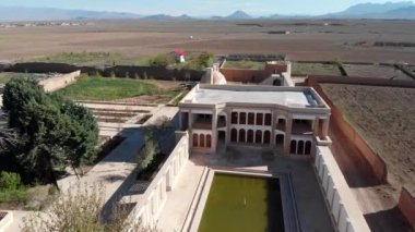Dağlardaki küçük bir köyün manzarası