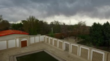 Şehirdeki eski ev.