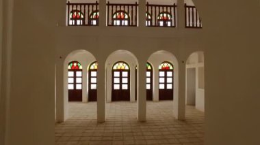 Arka planda Kurtarıcı Kilisesi 'nin pencereleri var.