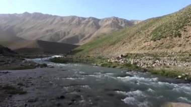 Nehir ve dağ olan güzel bir manzara.