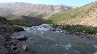 Dağları ve dağları olan güzel bir manzara