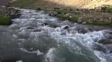 Nehir ve dağ deresi olan güzel bir manzara.