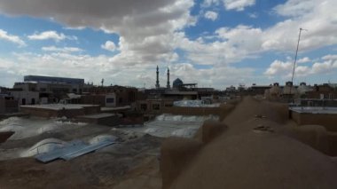Qom şehrindeki hareketli çarşıda karmaşık çamur kubbeleri var. Hava dolaşımı için ustalıkla hazırlanmış eski havalandırma sistemini vurguluyorlar..