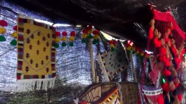 Piyasada renkli bayraklar