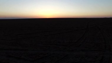 Güzel bir gün batımı, geniş bir çim tarlası ve geniş bir tarlası var..