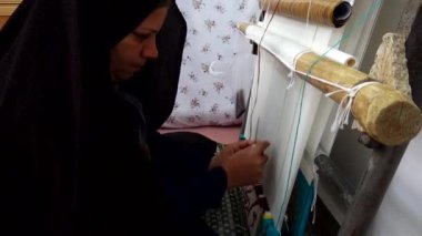 Fabrikada çalışan kadın. Geleneksel Türk evi yapma süreci..