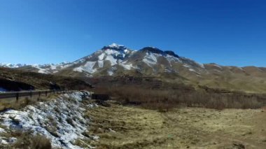 Doğadaki güzel dağ manzarası, kış