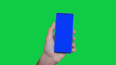 3D görüntüleme, mavi arka planda ekranı olan cep telefonu, düz düzen tasarımı, minimal tasarım konsepti.